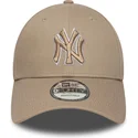 cappellino-curvo-marrone-chiaro-regolabile-con-logo-marrone-9forty-outline-di-new-york-yankees-mlb-di-new-era