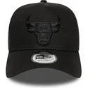 cappellino-nero-snapback-a-visiera-curva-e-frame-essential-dei-chicago-bulls-nba-di-new-era