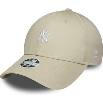 Cappellino curvo beige regolabile da donna 9FORTY Mini Logo dei New York Yankees MLB di New Era