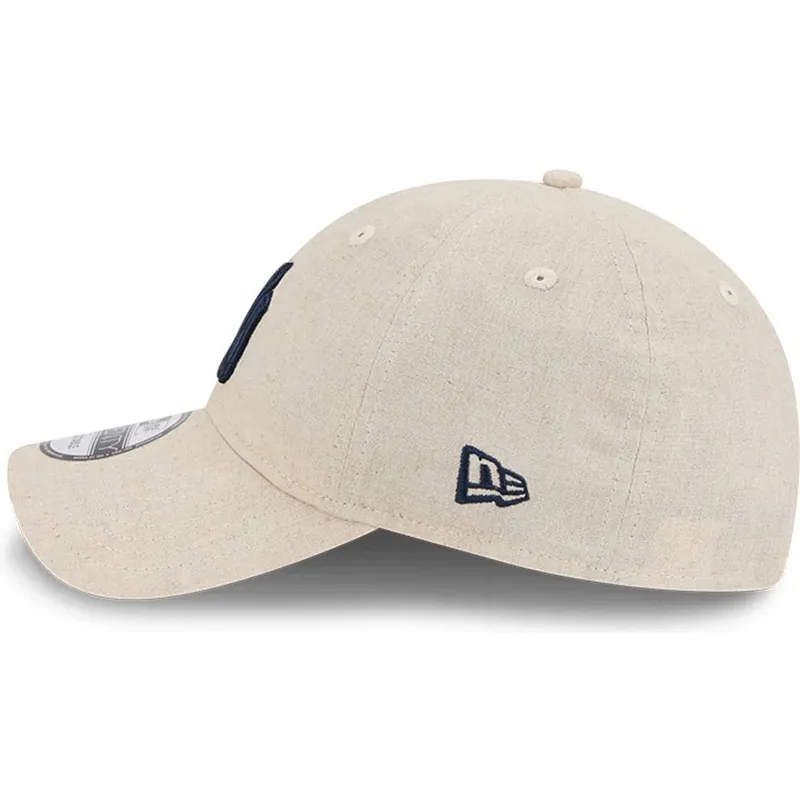 cappellino-curva-beige-regolabile-con-logo-blu-marino-9twenty-linen-spring-training-fan-pack-2025-di-new-york-yankees-mlb-di-new