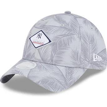 Cappellino curvo grigio regolabile da donna 9TWENTY Leaf Open Back Spring Training Fan Pack 2025 dei New York Yankees MLB di New