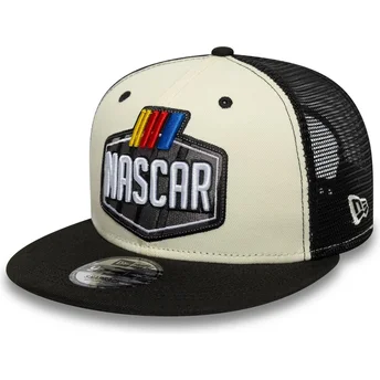 Cappellino trucker piatto beige e nero 9FIFTY Classics Logo di NASCAR di New Era