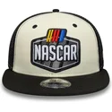cappellino-trucker-visiera-piatta-beige-e-nero-9fifty-classics-logo-di-nascar-di-new-era