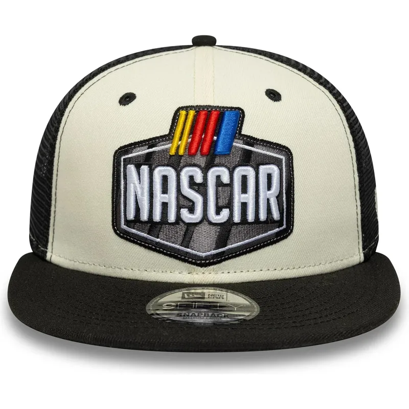 cappellino-trucker-visiera-piatta-beige-e-nero-9fifty-classics-logo-di-nascar-di-new-era