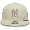cappello-piatto-beige-snapback-con-logo-beige-9fifty-original-fit-world-series-dei-new-york-yankees-mlb-di-new-era