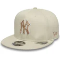 cappello-snapback-piatto-beige-con-logo-beige-9fifty-original-fit-world-series-new-york-yankees-mlb-di-new-era