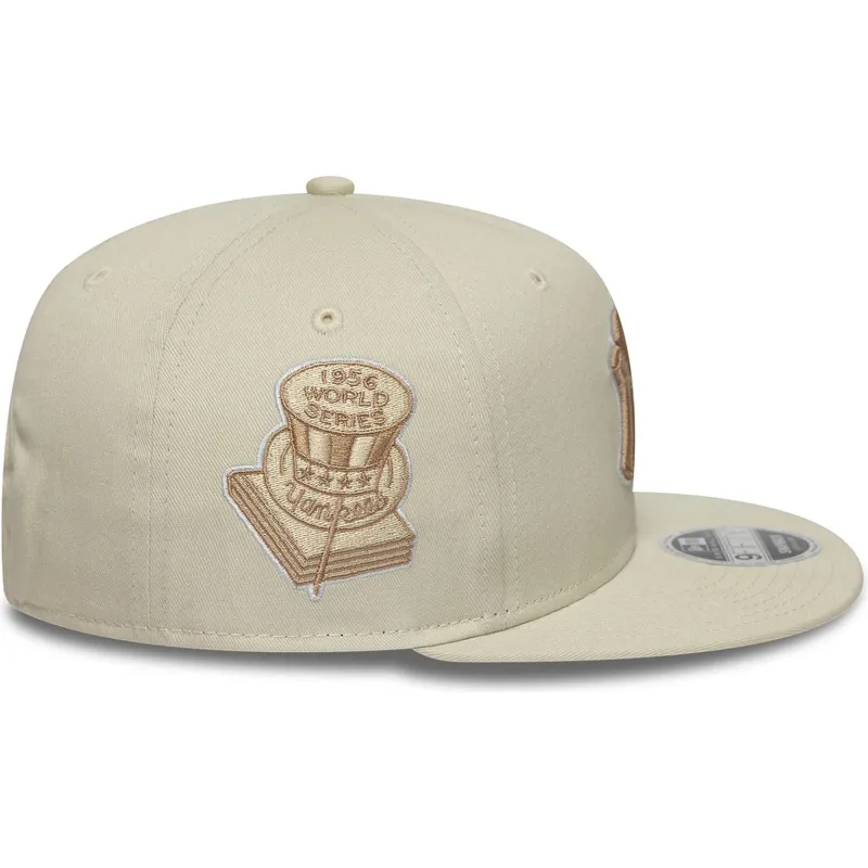 cappello-piatto-beige-snapback-con-logo-beige-9fifty-original-fit-world-series-dei-new-york-yankees-mlb-di-new-era