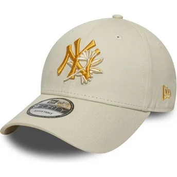 Cappellino beige regolabile con visiera curva e logo giallo 9FORTY Floral Icon dei New York Yankees MLB di New Era