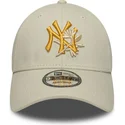 cappellino-curvo-beige-regolabile-con-logo-giallo-9forty-floral-icon-di-new-york-yankees-mlb-di-new-era