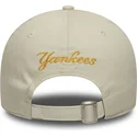 cappellino-curvo-beige-regolabile-con-logo-giallo-9forty-floral-icon-di-new-york-yankees-mlb-di-new-era