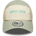 cappellino-curvo-beige-e-verde-regolabile-runner-tech-di-new-era