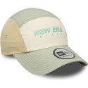 cappellino-curvo-beige-e-verde-regolabile-runner-tech-di-new-era