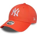cappellino-arancione-con-visiera-curva-regolabile-da-donna-9forty-league-essential-new-york-yankees-mlb-di-new-era
