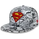 cappellino-piatto-nero-snapback-per-bambino-9fifty-all-over-print-di-superman-dc-comics-di-new-era