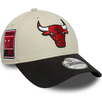 Cappellino curvo beige e nero regolabile 9FORTY Contrast Patch dei Chicago Bulls NBA di New Era