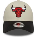 cappellino-curvo-beige-e-nero-regolabile-9forty-contrast-patch-dei-chicago-bulls-nba-di-new-era