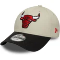 cappellino-curvo-beige-e-nero-regolabile-9forty-contrast-patch-dei-chicago-bulls-nba-di-new-era