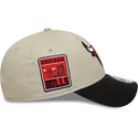 cappellino-curvo-beige-e-nero-regolabile-9forty-contrast-patch-dei-chicago-bulls-nba-di-new-era