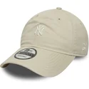cappellino-beige-con-visiera-curva-regolabile-9twenty-mini-logo-washed-dei-new-york-yankees-mlb-di-new-era