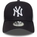 cappellino-trucker-blu-navy-e-bianco-a-frame-multi-patch-dei-new-york-yankees-mlb-di-new-era