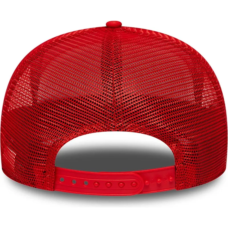 cappellino-piatto-trucker-rosso-golfer-international-series-games-2024-dei-kansas-city-chiefs-nfl-di-new-era