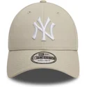 cappellino-beige-con-visiera-curva-regolabile-con-logo-bianco-9forty-league-essential-dei-new-york-yankees-mlb-di-new-era