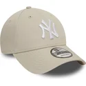 cappellino-beige-con-visiera-curva-regolabile-con-logo-bianco-9forty-league-essential-dei-new-york-yankees-mlb-di-new-era