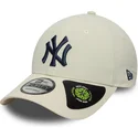 cappellino-curvo-beige-regolabile-con-logo-blu-navy-9forty-recycled-dei-new-york-yankees-mlb-di-new-era