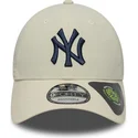 cappellino-curvo-beige-regolabile-con-logo-blu-navy-9forty-recycled-dei-new-york-yankees-mlb-di-new-era