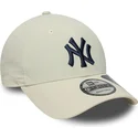 cappellino-curvo-beige-regolabile-con-logo-blu-marino-9forty-recycled-di-new-york-yankees-mlb-di-new-era