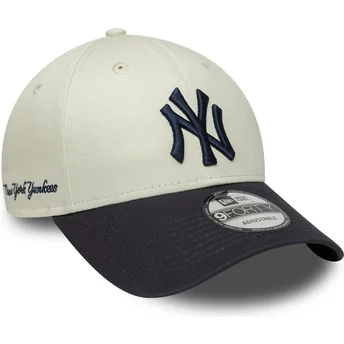 Cappellino curvo beige e blu marino regolabile 9FORTY Side Script di New York Yankees MLB di New Era