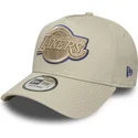 cappellino-beige-snapback-con-visiera-curva-e-logo-beige-e-frame-tonal-outline-dei-los-angeles-lakers-nba-di-new-era