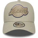 cappellino-beige-snapback-con-visiera-curva-e-logo-beige-e-frame-tonal-outline-dei-los-angeles-lakers-nba-di-new-era