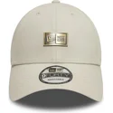 cappellino-beige-con-visiera-curva-regolabile-9forty-badge-di-new-era