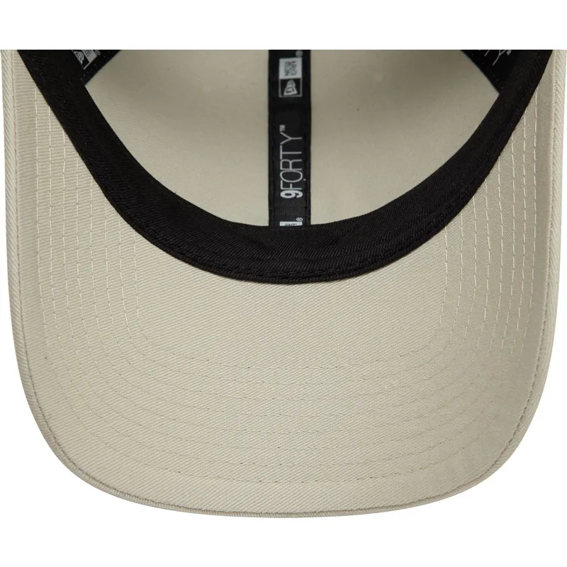cappellino-curvo-beige-regolabile-9forty-badge-di-new-era
