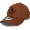 cappellino-curvo-marrone-regolabile-con-logo-marrone-9forty-league-essential-dei-new-york-yankees-mlb-di-new-era