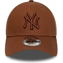 cappellino-curvo-marrone-regolabile-con-logo-marrone-9forty-league-essential-di-new-york-yankees-mlb-di-new-era