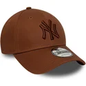 cappellino-curvo-marrone-regolabile-con-logo-marrone-9forty-league-essential-dei-new-york-yankees-mlb-di-new-era