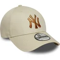 cappellino-beige-regolabile-con-visiera-curva-e-logo-marrone-9forty-ombre-infill-dei-new-york-yankees-mlb-di-new-era