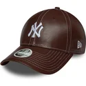 cappellino-curvo-marrone-regolabile-da-donna-9forty-topstitch-pu-new-york-yankees-mlb-di-new-era