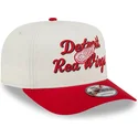 cappellino-visiera-curva-beige-e-rosso-snapback-9fifty-a-frame-chainstitch-di-detroit-red-wings-nhl-di-new-era