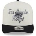 cappellino-visiera-curva-beige-e-nero-snapback-9fifty-a-frame-chainstitch-di-los-angeles-kings-nhl-di-new-era