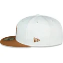 cappello-piatto-bianco-e-marrone-aderente-59fifty-chrome-toast-side-patch-dei-new-york-yankees-mlb-di-new-era
