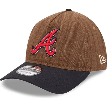 Cappello curvo marrone e blu navy regolabile 9TWENTY A Frame Wool Pinstripe degli Atlanta Braves MLB di New Era