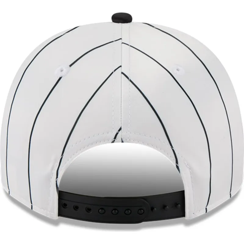 cappellino-visiera-curva-bianco-e-nero-snapback-9fifty-a-frame-satin-pinstripe-di-chicago-white-sox-mlb-di-new-era