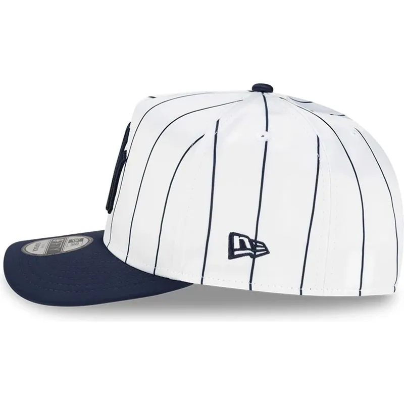 cappellino-visiera-curva-bianco-e-blu-marino-snapback-9fifty-a-frame-satin-pinstripe-di-new-york-yankees-mlb-di-new-era