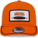 cappellino-curvo-arancione-e-bianco-snapback-19twenty-con-patch-ricamata-dei-anaheim-ducks-nhl-di-new-era