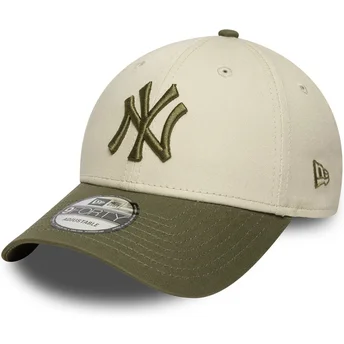 Cappellino curvo beige e verde regolabile 9FORTY Side Patch di New York Yankees MLB di New Era