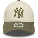 cappellino-curvo-beige-e-verde-regolabile-9forty-side-patch-di-new-york-yankees-mlb-di-new-era