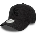 cappellino-curvo-nero-snapback-con-logo-nero-9forty-e-frame-melton-di-new-york-yankees-mlb-di-new-era